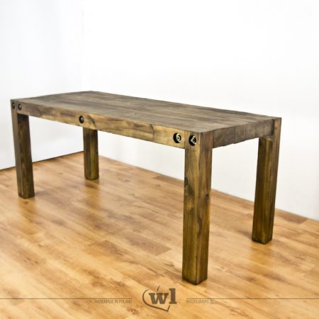 Masywny stół drewniany do salonu lub ogrodu