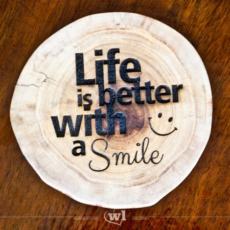 Life is better with a smile - træ coaster